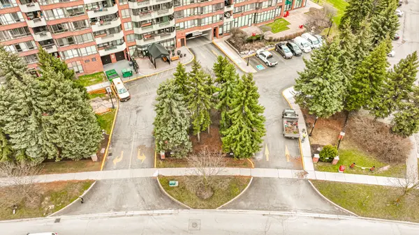 33 Weldrick RD E #209, Richmond Hill, ON L4C 8W4