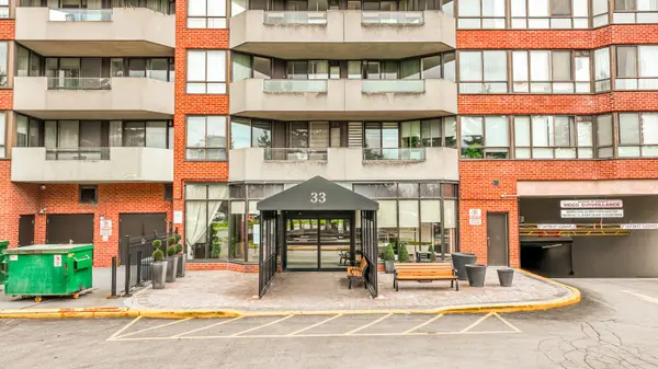 33 Weldrick RD E #209, Richmond Hill, ON L4C 8W4