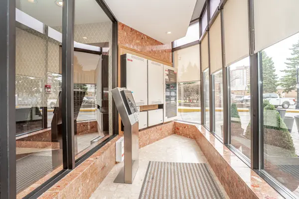 33 Weldrick RD E #209, Richmond Hill, ON L4C 8W4