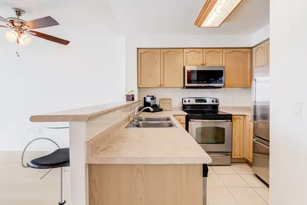 15 Michael Power PL #PH06, Toronto W08, ON M9A 5G4