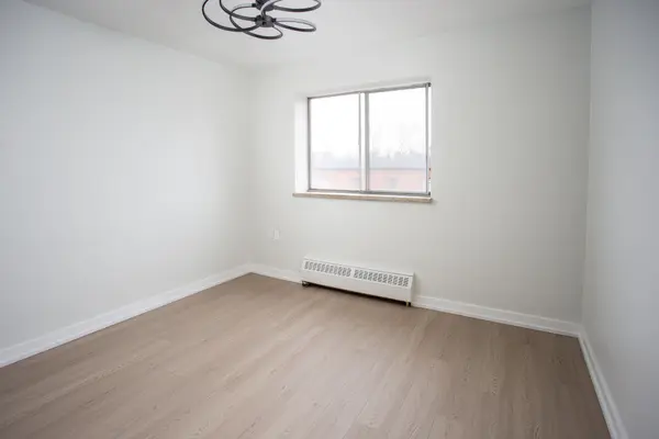 371 Lakeshore RD W #406, Mississauga, ON L5H 1H4