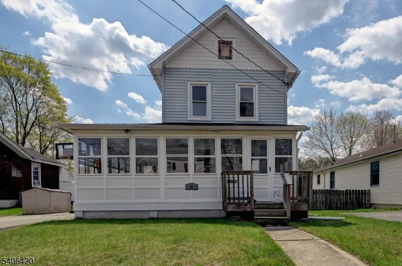 13 Orchard St, Bloomingdale Boro, NJ 07403
