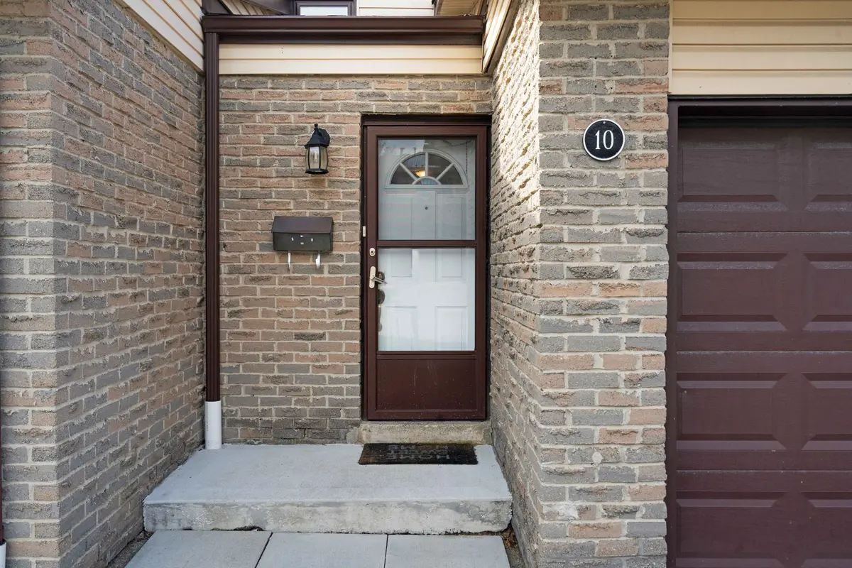 10 Collins CRES #9, Brampton, ON L6V 3M9