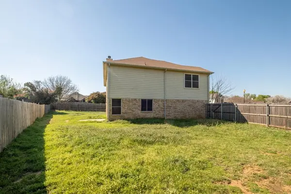 322 Thousand Oaks Drive, Lake Dallas, TX 75065