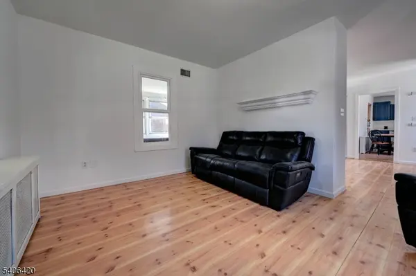 13 Orchard St, Bloomingdale Boro, NJ 07403