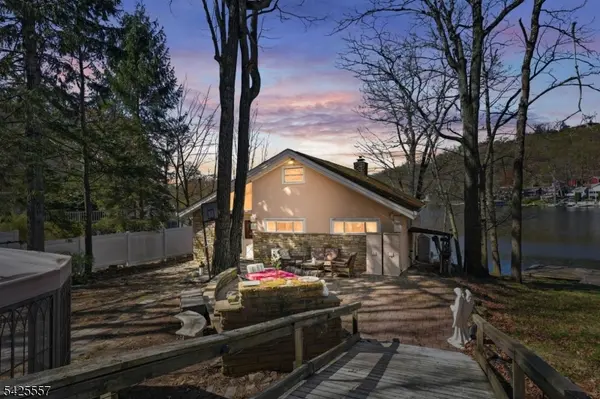 6 Oneida Ave, Hopatcong Boro, NJ 07843