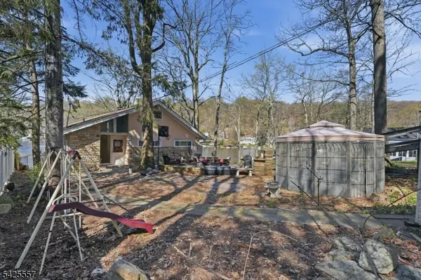 6 Oneida Ave, Hopatcong Boro, NJ 07843