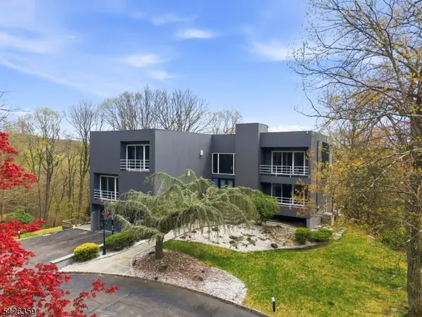 36 Fox Ledge Rd, Kinnelon Boro, NJ 07405