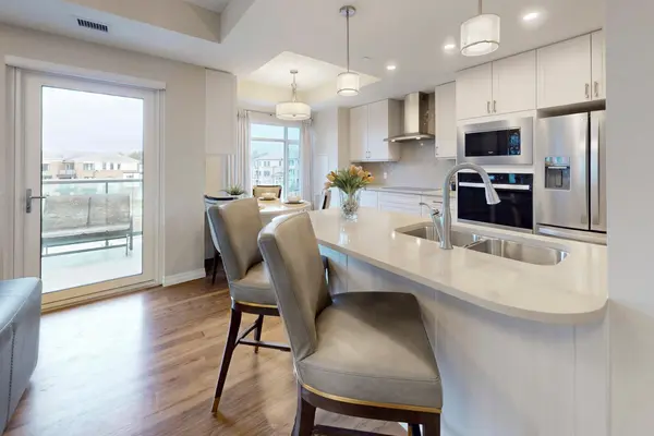 460 William Graham DR #313, Aurora, ON L4G 1X9