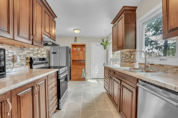 24 Lindsay CT, Barrie, ON L4M 6G5