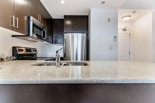 5327 Upper Middle RD #404, Burlington, ON L7L 0E9