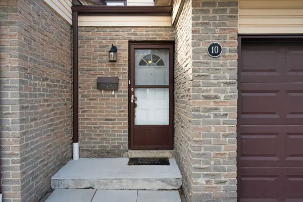 10 Collins CRES #9, Brampton, ON L6V 3M9