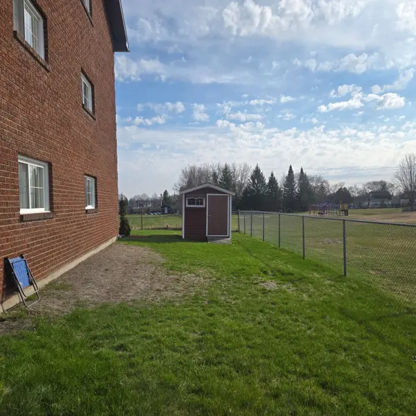 89 edey ST W #1B, Arnprior, ON K7S 3T2
