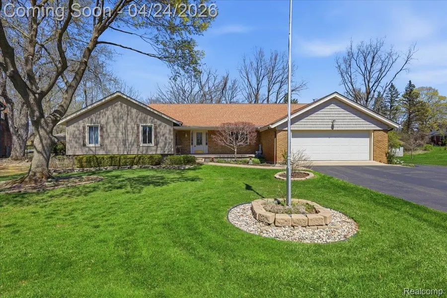 5055 Candlewood DR, Grand Blanc Charter Township, MI 48439