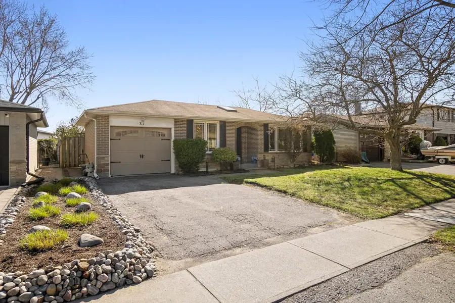 37 Lewin CRES, Ajax, ON L1S 3A2
