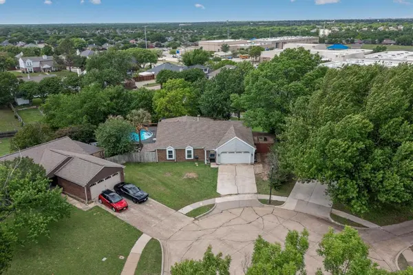 417 Creekmeadow Lane, Lewisville, TX 75067
