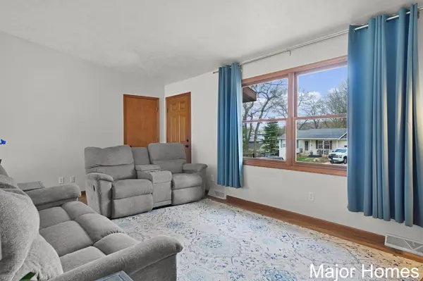 8445 Oakview AVE NE, Courtland Twp, MI 49341