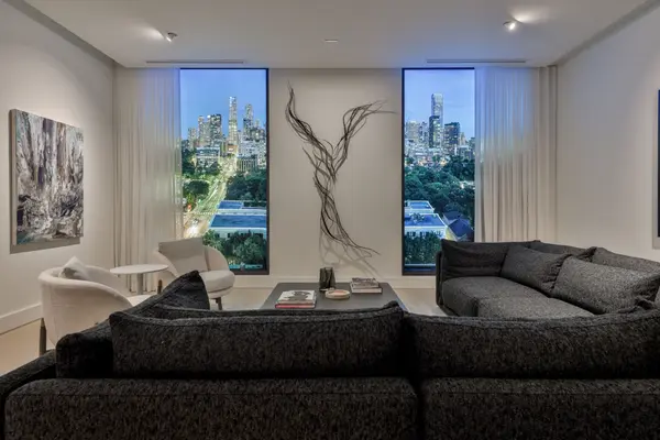 1 Roxborough ST W #403, Toronto C02, ON M4W 2L4