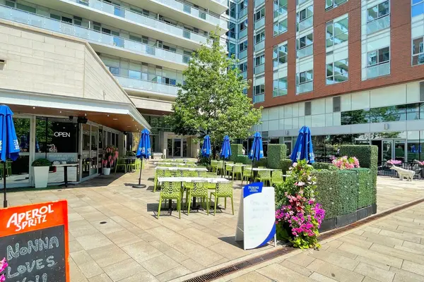 1830 Bloor ST W #742, Toronto W02, ON M6P 0A2