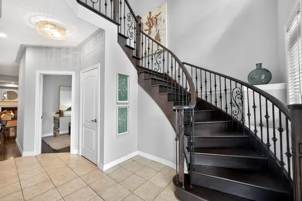 5 Pillar RD, Brampton, ON L6Y 0N9