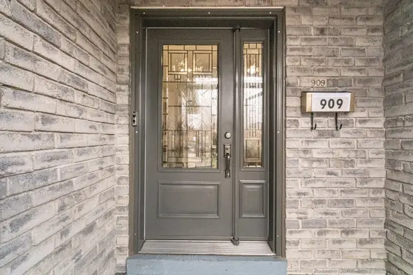 909 Lovingston CRES, Mississauga, ON L4W 3S6