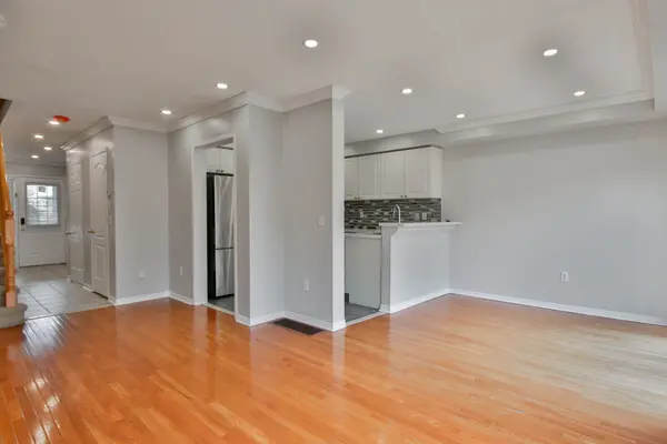 3376 Angel Pass DR, Mississauga, ON L5M 7K5