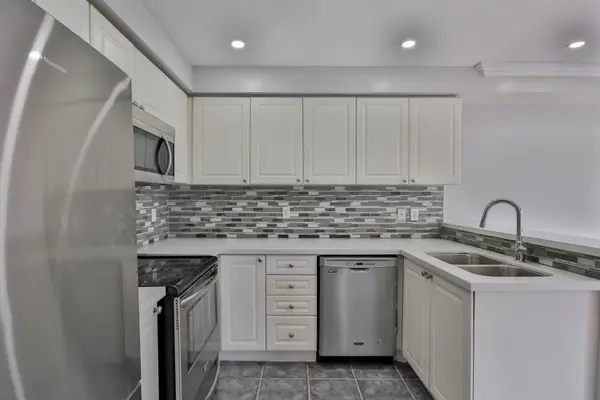 3376 Angel Pass DR, Mississauga, ON L5M 7K5