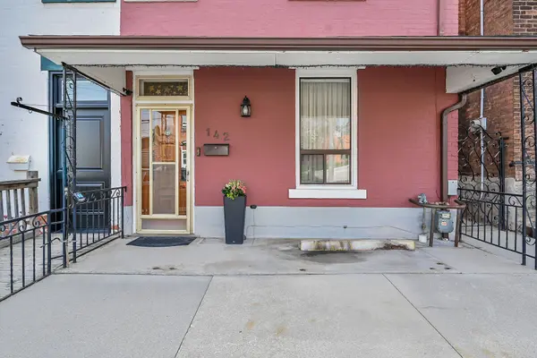 142 Ray ST N, Hamilton, ON L8R 2Y2