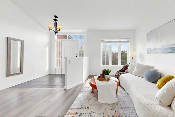 11 Diamond CT, Hamilton, ON L9C 7V5