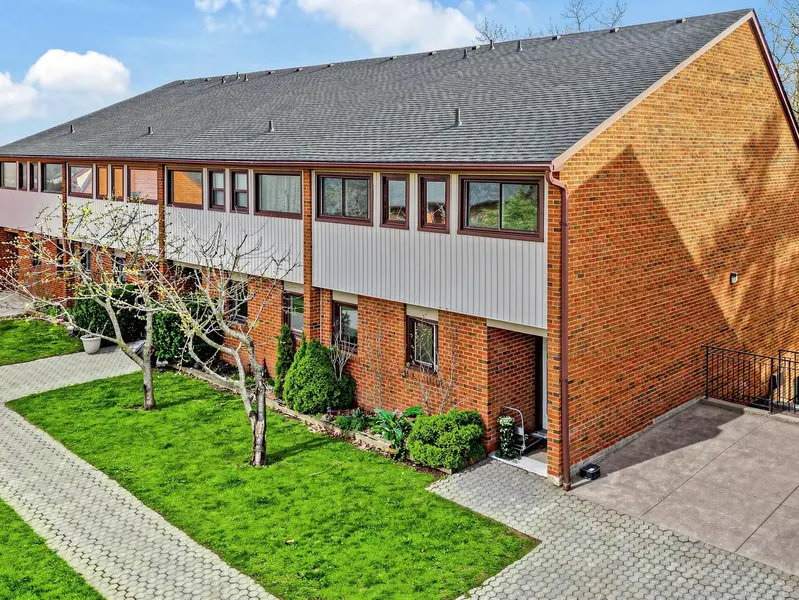 530 Falgarwood DR #21, Oakville, ON L6H 1N3