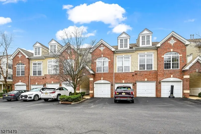 106 Rock Creek Dr, Clifton City, NJ 07014