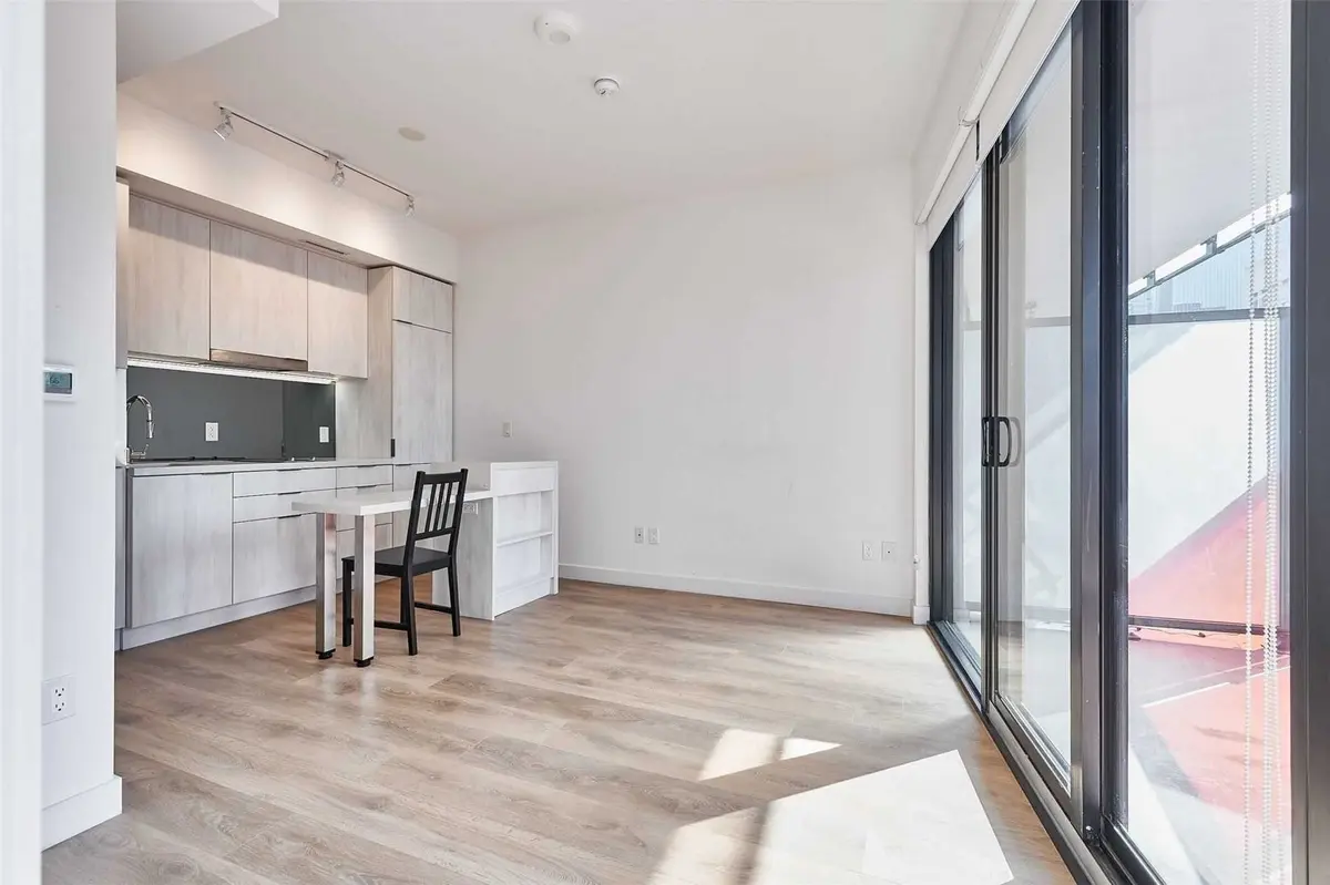 215 Queen ST W #1716, Toronto C01, ON M5V 0P5