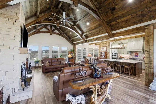 208 Shady Oaks Drive, Runaway Bay, TX 76426