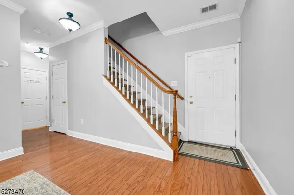 106 Rock Creek Dr, Clifton City, NJ 07014