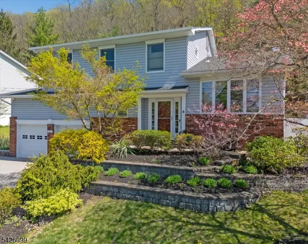 52 Molinari Dr, Wanaque Boro, NJ 07465