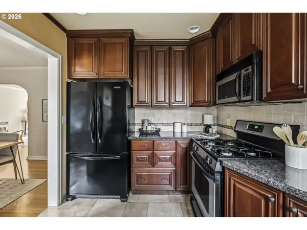 4353 NE HALSEY ST #4, Portland, OR 97213