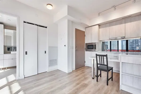 215 Queen ST W #1716, Toronto C01, ON M5V 0P5