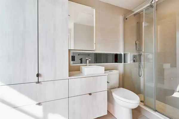 215 Queen ST W #1716, Toronto C01, ON M5V 0P5