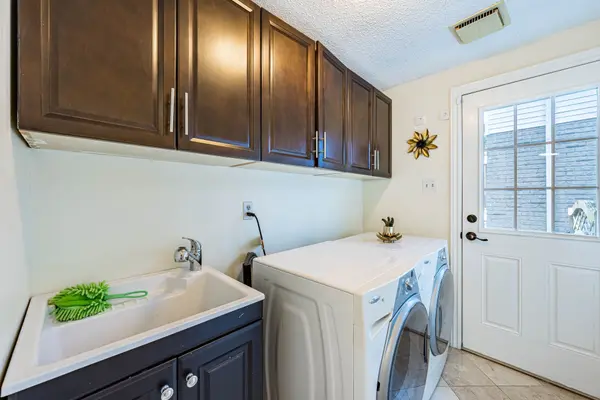 22 Mayflower ST #Upper, Whitby, ON L1N 8A9