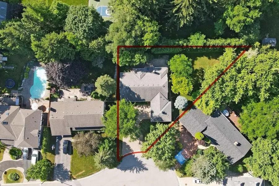 27 Hawthorne LN, Aurora, ON L4G 3K8