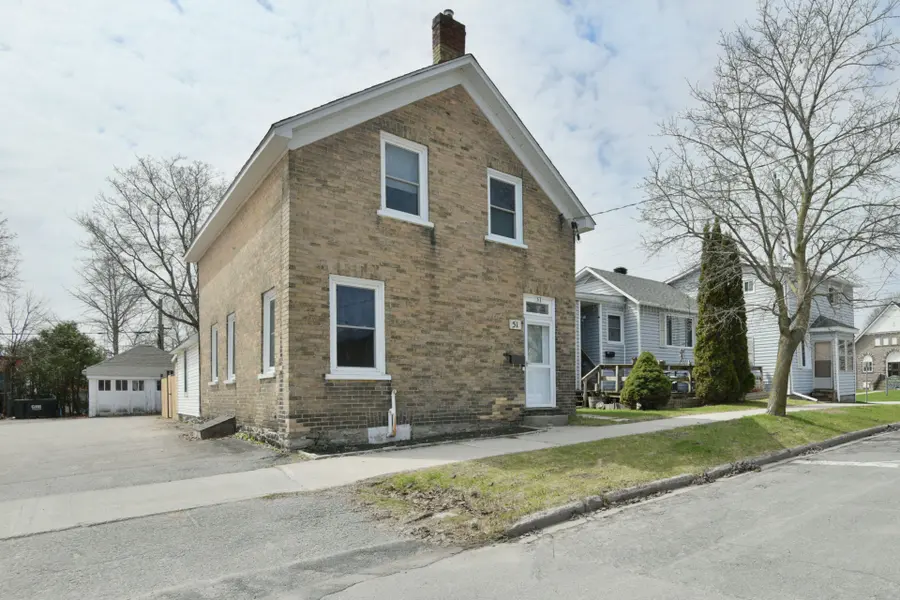 51 Main ST W, Smiths Falls, ON K7A 1M7