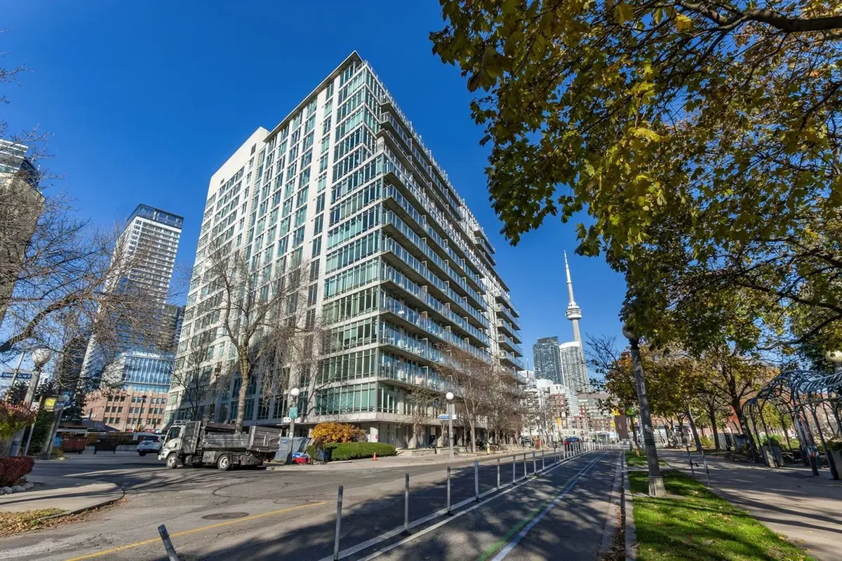 650 Queens Quay W #915, Toronto C01, ON M5V 3N2
