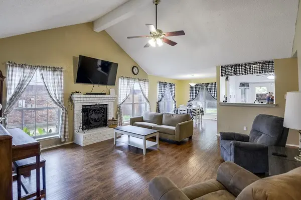 2813 White Oak Drive, Grand Prairie, TX 75052