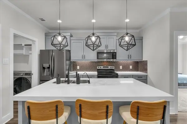 9228 Beckley View Avenue, Dallas, TX 75232