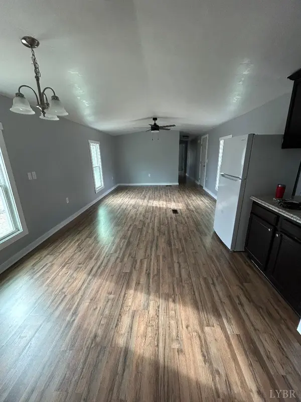 5334 Smith Mountain Lake Pkwy, Huddleston, VA 24104