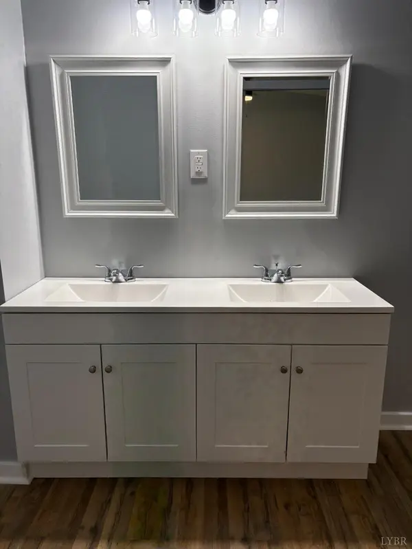 5334 Smith Mountain Lake Pkwy, Huddleston, VA 24104