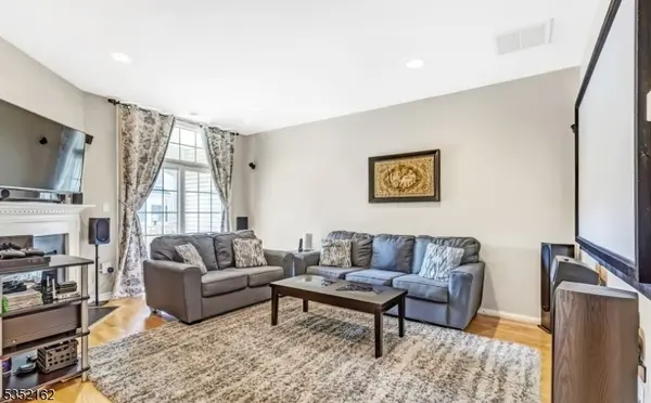 325 Edmonton Ct, Livingston Twp., NJ 07039