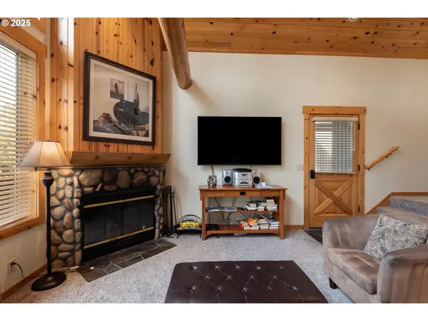 8825 SW CANYON WREN CT, Redmond, OR 97756