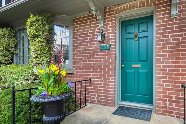 738 Huron ST, Toronto C02, ON M4V 2W3