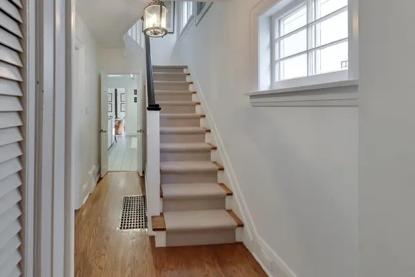 738 Huron ST, Toronto C02, ON M4V 2W3